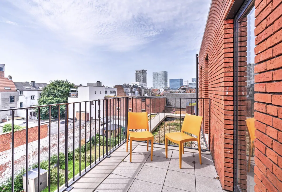 Terras met uitzicht over de daken en de skyline van Antwerpen
